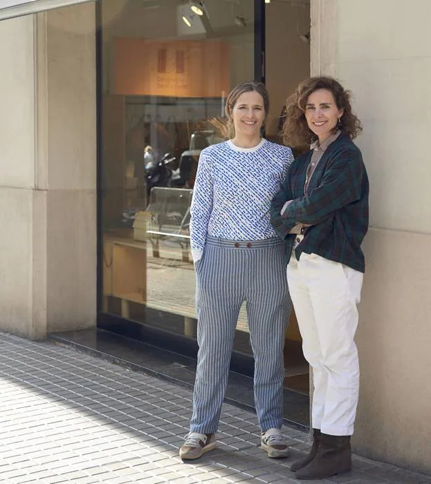 Bolsos bombonera y deportivas de cuero as es la nueva tienda de